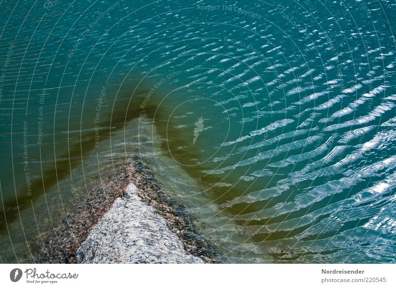 Einschnitt Leben harmonisch Umwelt Natur Urelemente Seeufer Stein Zeichen ästhetisch kalt blau rein Strukturen & Formen Granit Wellen Algen Keil Teilung