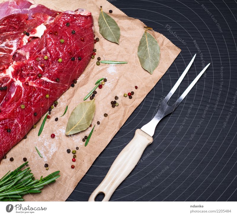 rohes Rinderfilet Lebensmittel Fleisch Kräuter & Gewürze Abendessen Besteck Gabel Tisch Küche Papier Holz Essen frisch natürlich grün rot schwarz Hintergrund