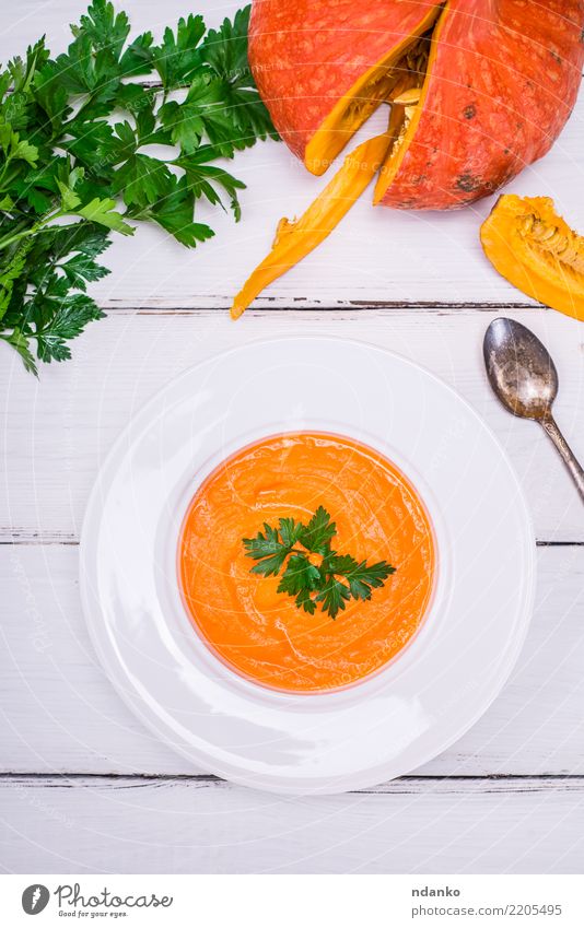 Kürbissuppe pürieren Gemüse Suppe Eintopf Essen Mittagessen Abendessen Bioprodukte Vegetarische Ernährung Diät Teller Löffel Tisch Herbst Holz frisch heiß oben