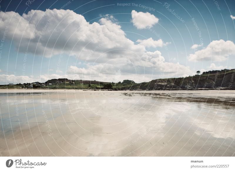 la plage Ferne Sommer Sommerurlaub Ebbe Natur Landschaft Urelemente Sand Wasser Himmel Hügel Küste Strand Bucht Meer fantastisch Originalität wild einzigartig