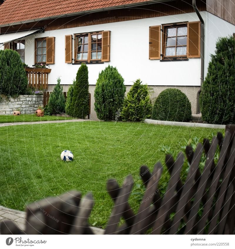 Perfektion mit Makel Lifestyle Stil Häusliches Leben Traumhaus Fußball Umwelt Garten Einfamilienhaus Fassade ästhetisch Einsamkeit einzigartig Freiheit perfekt