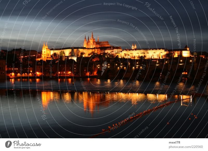 Prag bei Nacht Fluss Moldau Hauptstadt Altstadt Menschenleer Haus Kirche Dom Bauwerk Sehenswürdigkeit Vorsicht ruhig Stadt Farbfoto Außenaufnahme