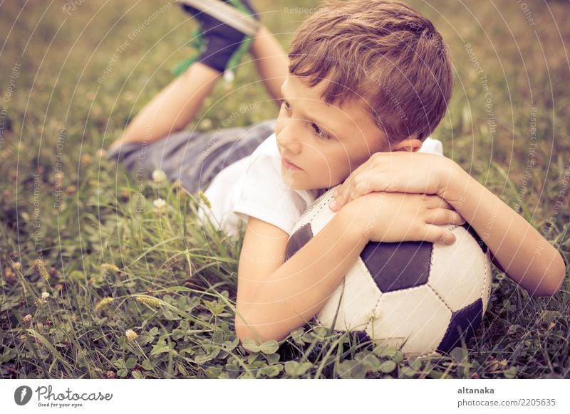 Porträt eines kleinen Jungen mit Fussball. Begriff des Sports. Lifestyle Freude Glück Erholung Freizeit & Hobby Spielen Sommer Fußball Kind Mensch Mann