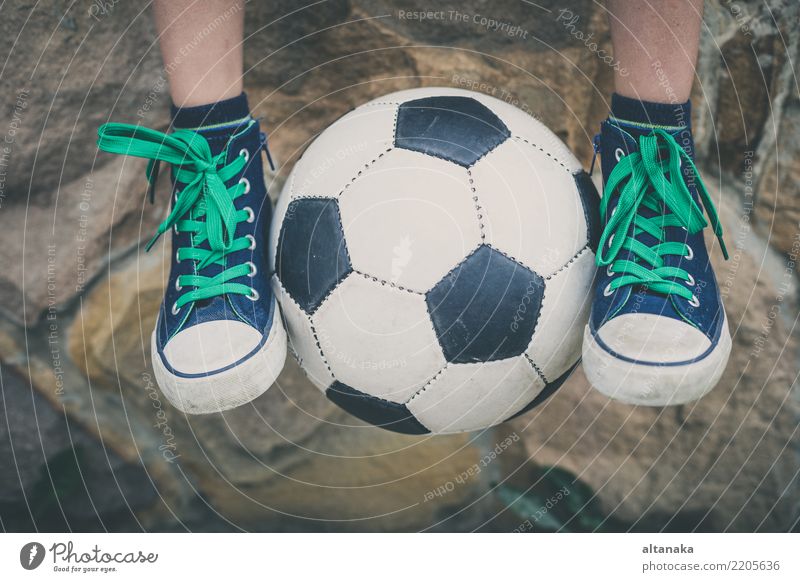 Junger kleiner Junge, der mit Fußball sitzt. Lifestyle Freude Glück Erholung Freizeit & Hobby Spielen Sommer Sport Kind Schule Mensch Mann Erwachsene Kindheit