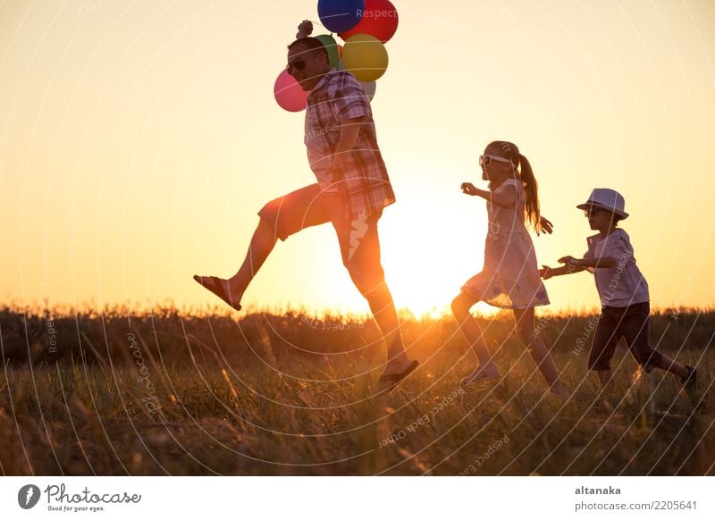 Vater und Kinder, die auf der Straße laufen Lifestyle Freude Glück Freizeit & Hobby Ferien & Urlaub & Reisen Abenteuer Freiheit Camping Sommer Sonne Sport