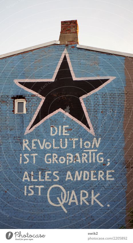 Friede den Hütten, Krieg den Molkereien Subkultur Haus Gebäude Mauer Wand Fassade Schornstein Schriftzeichen Parole Revolution uneinig Ekel Verachtung Wut Ärger