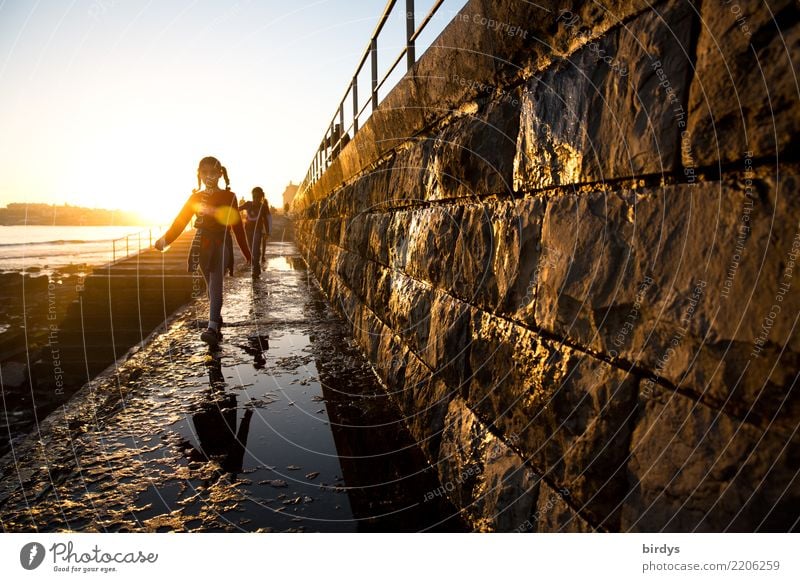 Nachhauseweg Mädchen 3 Mensch 3-8 Jahre Kind Kindheit 8-13 Jahre Wasser Wolkenloser Himmel Sonnenaufgang Sonnenuntergang Sonnenlicht Schönes Wetter Küste Mauer