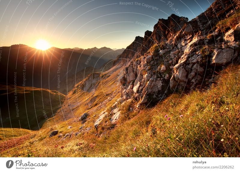 Goldsonnenaufgang in den Bergen während des Sommers Ferien & Urlaub & Reisen Abenteuer Sonne Berge u. Gebirge Natur Landschaft Himmel Wiese Felsen Alpen Fluss