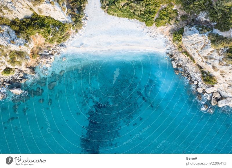 Schöner Strand, Küste und Bucht mit kristallklarem Meerwasser von oben gesehen Antenne aqua Baden schön blau Windstille übersichtlich Küstenstreifen Küstenlinie