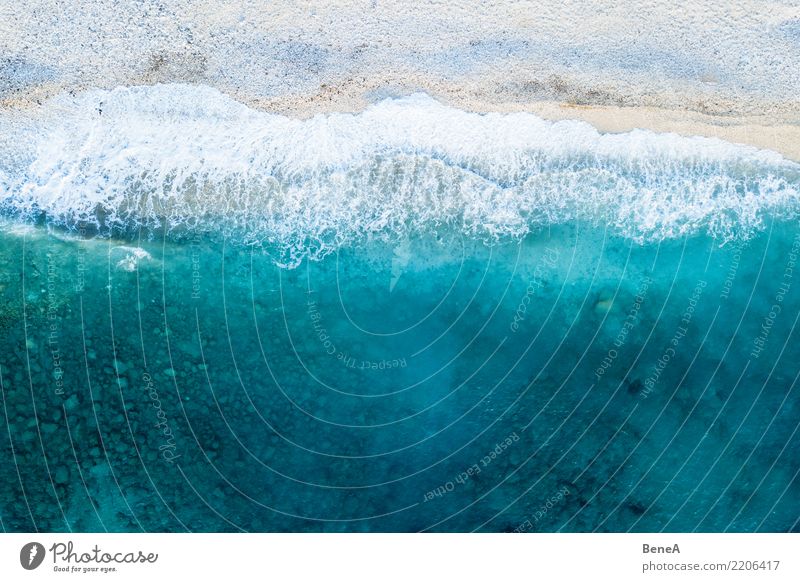 Schöner Strand, Küste und Bucht mit kristallklarem Meerwasser von oben gesehen Antenne aqua Baden schön blau Windstille übersichtlich Küstenstreifen Küstenlinie