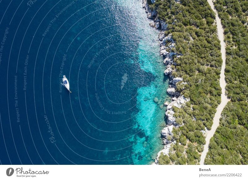 Segelboot ankert in felsiger Bucht mit türkisblauem Wasser Lifestyle Reichtum elegant Stil exotisch Freude Erholung Schwimmen & Baden Sommer Strand Natur