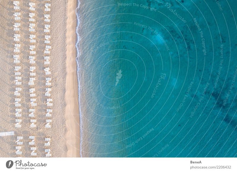 Liegestühle an einem Sand Strand am türkisblauen Meer von oben Lifestyle exotisch Erholung Schwimmen & Baden Ferien & Urlaub & Reisen Tourismus Ausflug