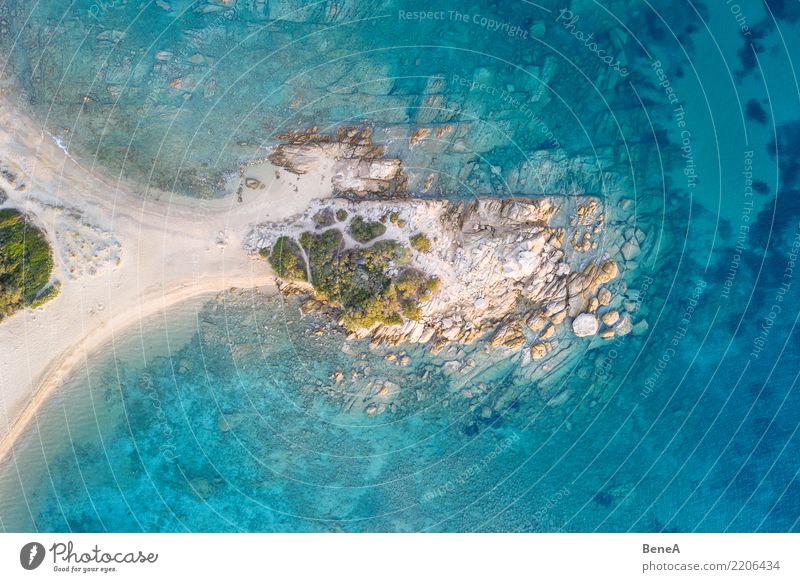 Halbinsel mit Felsen und Strand in türkisblauem Meer von oben Erholung Schwimmen & Baden Ferien & Urlaub & Reisen Tourismus Ferne Freiheit Sommer Sommerurlaub