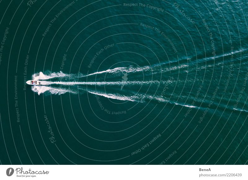 Schnelles Motorboot wirft Wellen auf einem See von oben Lifestyle Reichtum Freude Freizeit & Hobby Ferien & Urlaub & Reisen Tourismus Ausflug Abenteuer Ferne