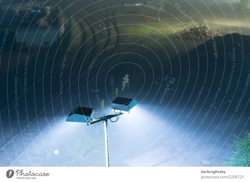 Industrie bei Nacht und Nebel Schrottplatz Güterverkehr & Logistik Beleuchtungselement Landschaft Erde Stadt Bahnhof Schienenverkehr Gleise Weiche Schienennetz