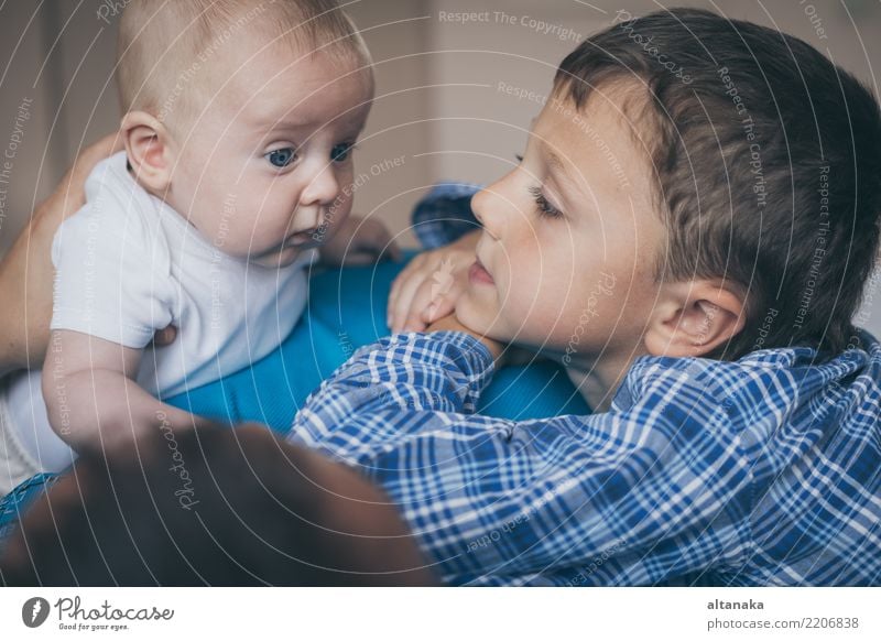 Vater und Söhne liegen auf dem Bett. Begriff des Glücks. Lifestyle Freude Leben Spielen Schlafzimmer Kindererziehung Baby Junge Mann Erwachsene Eltern Mutter