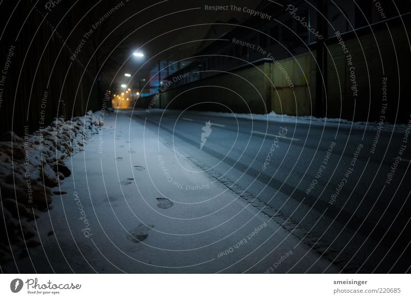 straße, kalt Winter Eis Frost Schnee Industrieanlage Straße Wege & Pfade dunkel Einsamkeit Gelassenheit Fußspur Straßenbeleuchtung Farbfoto Außenaufnahme