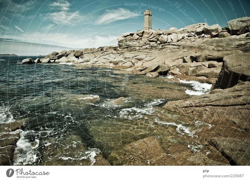 turmflut Natur Urelemente Wasser Himmel Wolken Sommer Schönes Wetter Felsen Wellen Küste Bucht Riff Meer Turm Leuchtturm Sehenswürdigkeit Stein Ferne