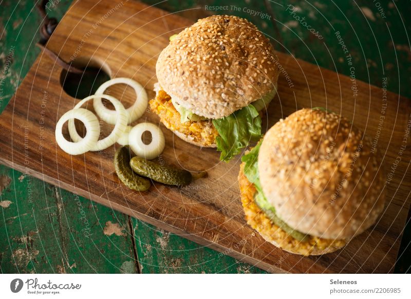 guten Hunger Lebensmittel Getreide Teigwaren Backwaren Brötchen Gewürzgurke Zwiebelringe Sesam Salatblatt Ernährung Essen Mittagessen Abendessen Picknick