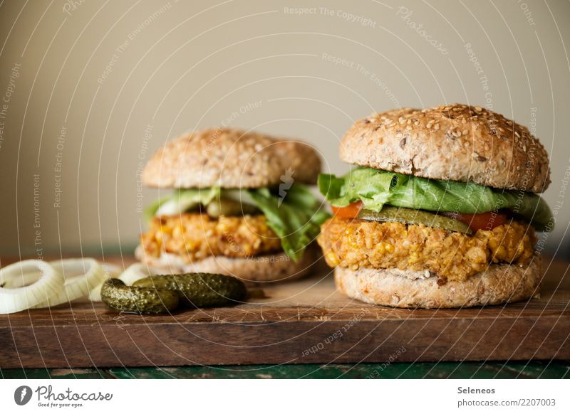 Zeit für Burger Fastfood Vegane Ernährung Vegetarische Ernährung Zwiebel Essiggurke Salat Brötchen Lebensmittel frisch Gemüse lecker Tomate Hamburger