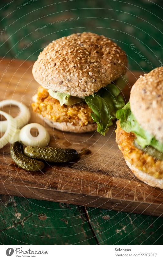 Burger Lebensmittel Gemüse Salat Salatbeilage Brötchen Zwiebel Zwiebelringe Gurke Gewürzgurke Hamburger Ernährung Essen Vegetarische Ernährung Fastfood frisch