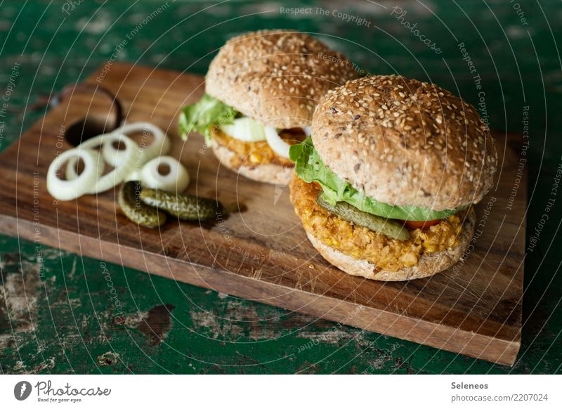 njam njam Lebensmittel Gemüse Teigwaren Backwaren Brötchen Zwiebelringe Hamburger Gurke Gewürzgurke Salatblatt Sesam Mais Ernährung Essen Bioprodukte