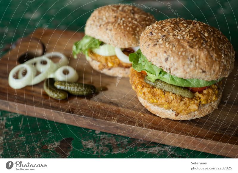 Mittagszeit Lebensmittel Teigwaren Backwaren Brötchen Ernährung Bioprodukte Vegetarische Ernährung Hamburger Vegane Ernährung Zwiebel Zwiebelringe Gewürzgurke