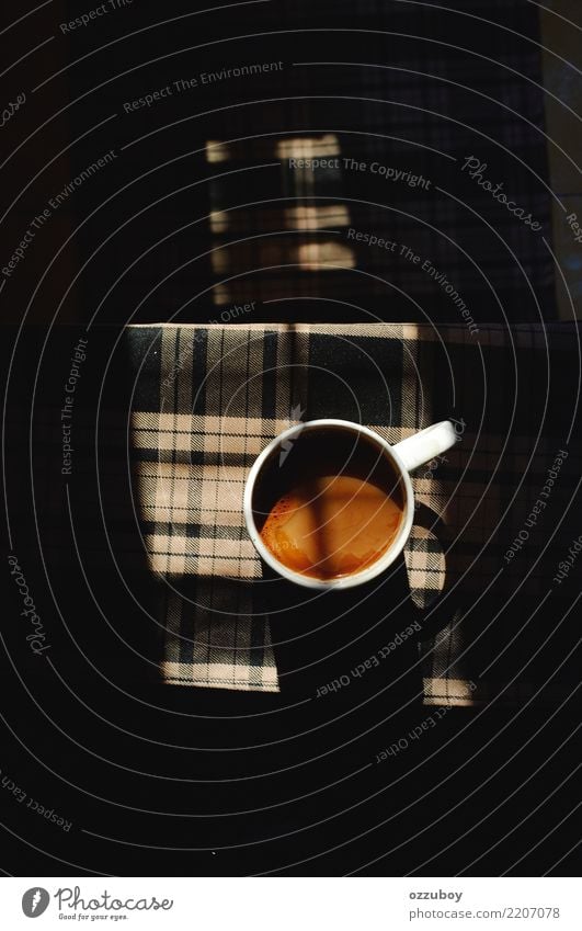 Flatlay einer heißen Tasse Kaffee Latte Getränk Heißgetränk Glas genießen trinken braun schwarz weiß Gelassenheit Becher einfach Wärme Farbfoto