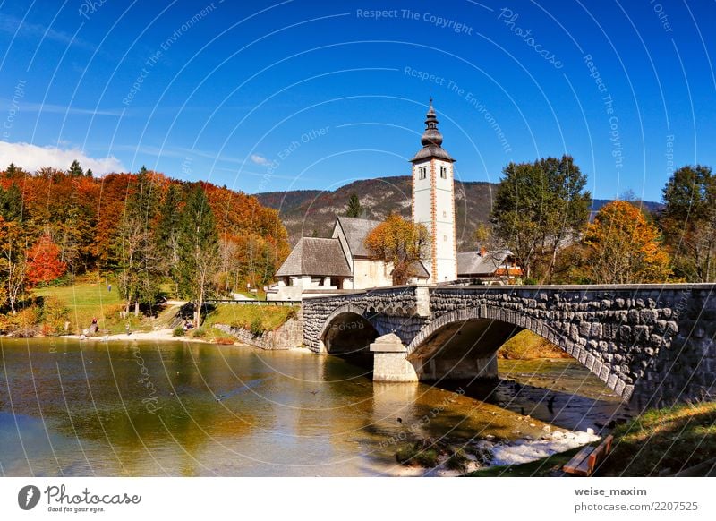 Bunter Herbsttag im alten Dorf. Alte Brücke und Kirche Ferien & Urlaub & Reisen Tourismus Ausflug Ferne Berge u. Gebirge wandern Natur Landschaft Himmel