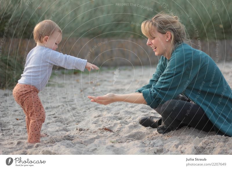 Sand, hab ich genug feminin Kind Kleinkind Mädchen Frau Erwachsene Familie & Verwandtschaft 2 Mensch 0-12 Monate Baby 18-30 Jahre Jugendliche Herbst Gras Ostsee