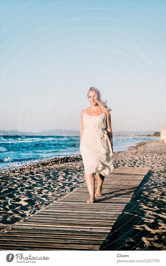 lazy days elegant Stil Ferien & Urlaub & Reisen Strand Meer Junge Frau Jugendliche 18-30 Jahre Erwachsene Natur Landschaft Sommer Schönes Wetter Küste Kleid