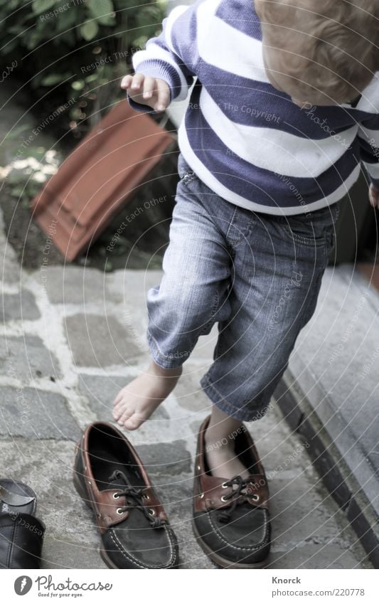 Schuhe Spielen Kind Kleinkind 1 Mensch Pullover stehen groß Farbfoto Gedeckte Farben Außenaufnahme Tag Streifenpullover Mode Blick nach unten Kinderfuß Barfuß