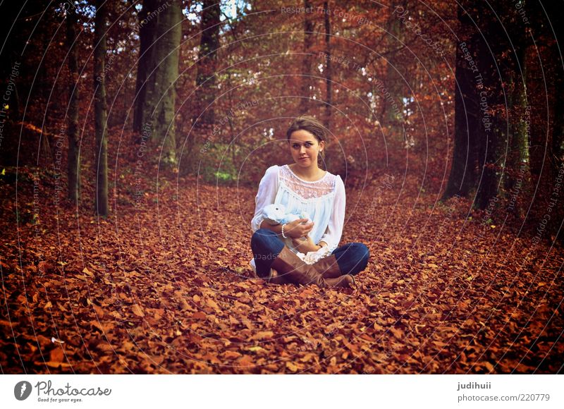 Stay Young at Heart Spielen feminin Junge Frau Jugendliche Kindheit 1 Mensch 18-30 Jahre Erwachsene Natur Herbst Baum Blatt Wald Waldboden Bluse brünett