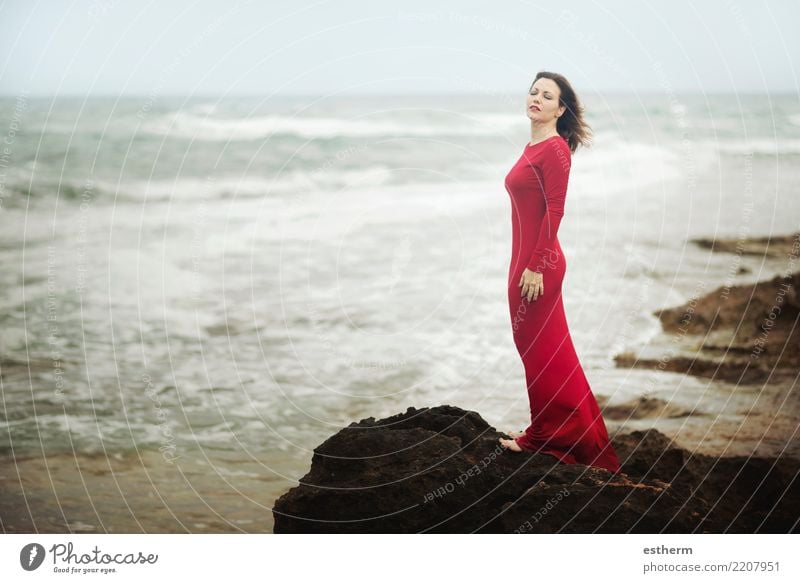 nachdenkliche Frau am Strand Lifestyle elegant Stil schön Ferien & Urlaub & Reisen Abenteuer Freiheit Mensch feminin Junge Frau Jugendliche Erwachsene 1