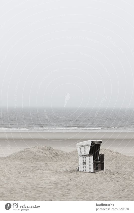 Wellness Strandkorb auf Wangerooge ruhig Meer Insel Wellen Umwelt Natur Landschaft Sand Wasser Himmel Wolken Wetter Nebel Gedeckte Farben Außenaufnahme