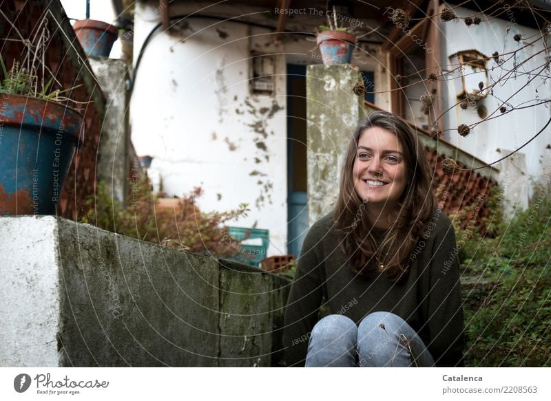 Lächelnde, junge Frau und Blumentöpfe feminin Junge Frau Jugendliche 1 Mensch Sommer Sträucher Dorf Haus Einfamilienhaus Bauwerk Ruine Mauer Wand Fassade Tür