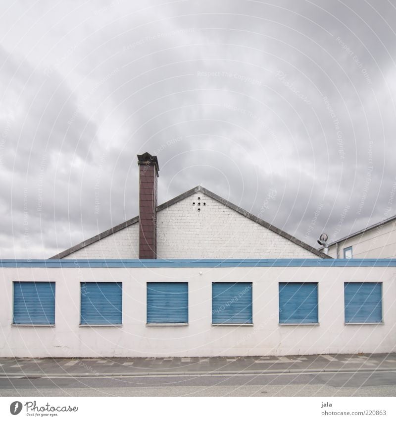 blau machen Himmel Wolken Haus Fabrik Bauwerk Gebäude Architektur Fassade Fenster Dach Schornstein Rollladen Straße Wege & Pfade trist grau weiß Farbfoto