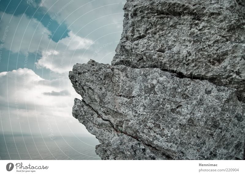 Wind und Wetter. Meer Natur Wasser Himmel Wolken Horizont Nebel Felsen Küste Stein alt eckig fest blau grau schwarz bizarr Riss Farbfoto Gedeckte Farben