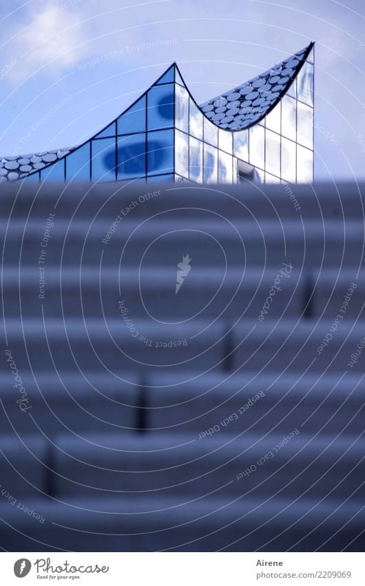 steiler Aufstieg Kunst Musik Konzert Konzerthalle Schönes Wetter Hamburg Stadt Architektur Treppe Sehenswürdigkeit Wahrzeichen Elbphilharmonie ästhetisch