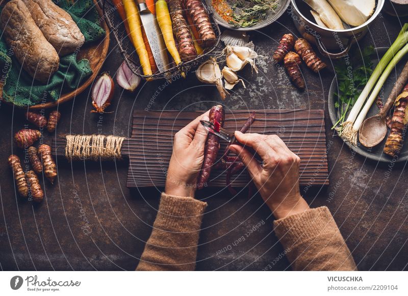 Weibliche Hände schälen Karotten Lebensmittel Gemüse Kräuter & Gewürze Ernährung Mittagessen Bioprodukte Vegetarische Ernährung Diät Geschirr