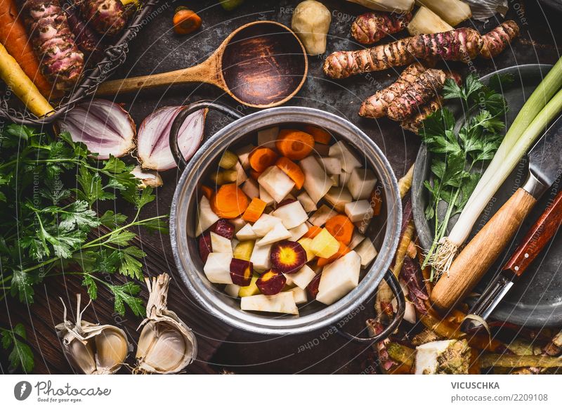 Kochtopf mit gewürfelten bunten Wurzelgemüse Lebensmittel Gemüse Suppe Eintopf Kräuter & Gewürze Ernährung Mittagessen Abendessen Bioprodukte