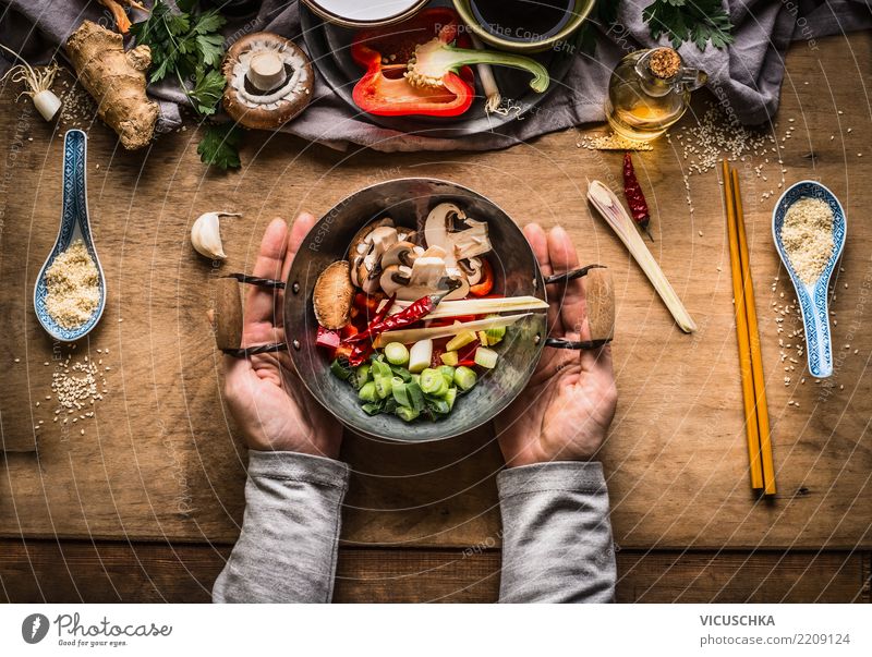 Weibliche Hände halten kleinen Wok-Topf mit gehacktem Gemüse Lebensmittel Kräuter & Gewürze Ernährung Mittagessen Abendessen Festessen Bioprodukte