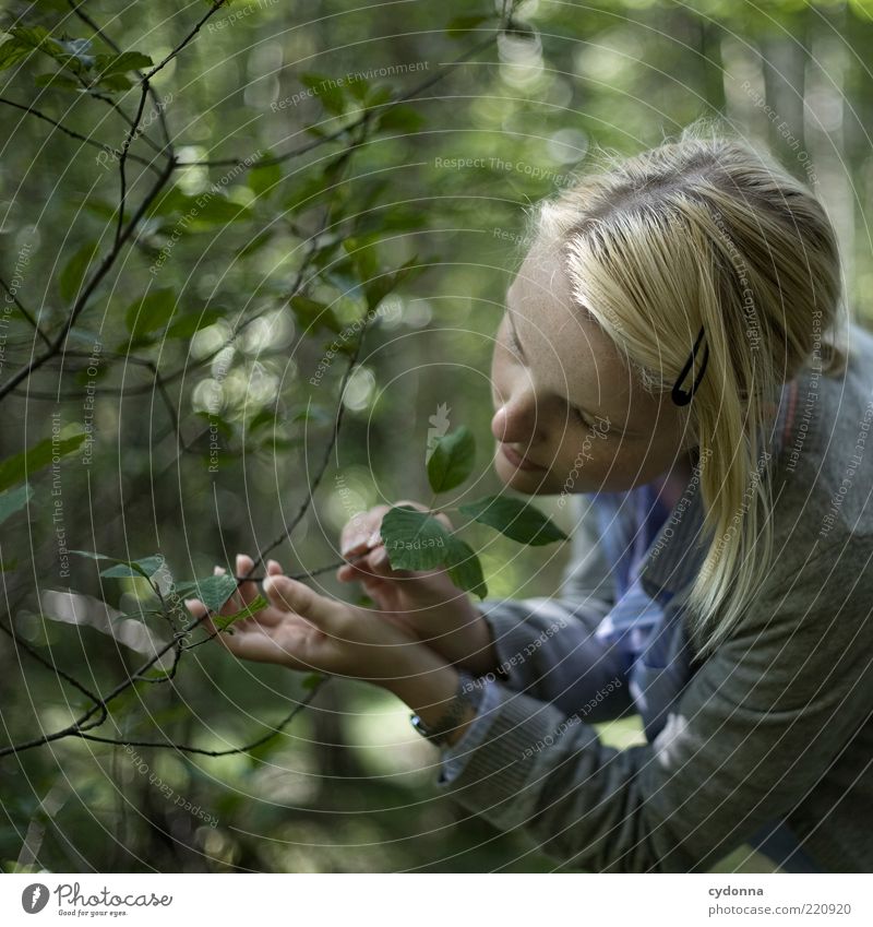 Berührung Lifestyle schön Gesundheit harmonisch Wohlgefühl Zufriedenheit Sinnesorgane Erholung ruhig Freiheit Mensch Junge Frau Jugendliche Gesicht Umwelt Natur