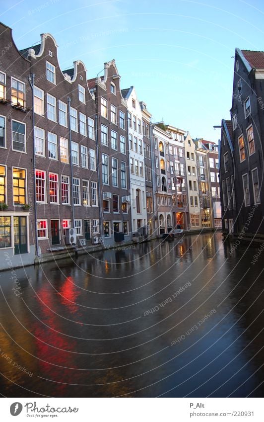 amsterdam Stil Häusliches Leben Haus Wasser Himmel Schönes Wetter Flussufer Stadt Hauptstadt Stadtzentrum Altstadt bevölkert Bauwerk Gebäude Architektur Mauer