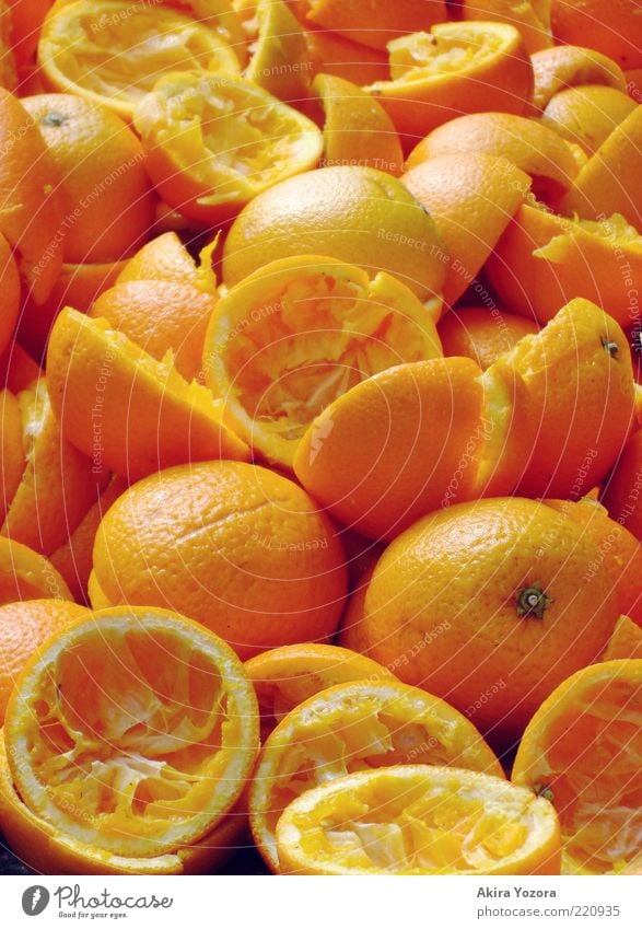 Vitamin C +++ Lebensmittel Frucht Orange Ernährung Bioprodukte Vegetarische Ernährung liegen exotisch kaputt saftig gelb Gesunde Ernährung vitaminreich leer