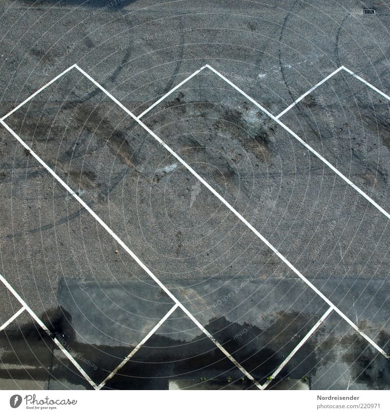 Ruhender Verkehr Straße Zeichen Schilder & Markierungen Linie trist Ordnung stagnierend Parkplatz Parkbucht parken Muster Asphalt Farbfoto Gedeckte Farben
