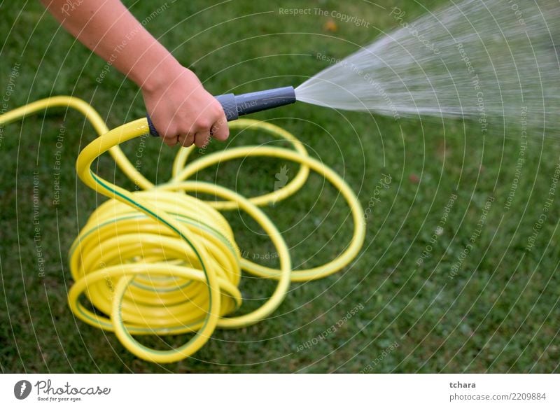 Bewässerung Sommer Garten Gartenarbeit Werkzeug Hand Natur Pflanze Blume Gras Tube Kunststoff Linie frisch nass grün Schlauch Wasser Röhren Hof Rasen