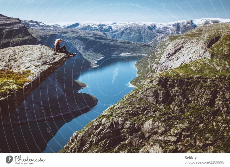 Wer nicht auf Berge steigt, kann nicht in die Ferne blicken 1 Mensch Landschaft Felsen Berge u. Gebirge Gipfel Küste Fjord Tapferkeit Tatkraft Fernweh Abenteuer