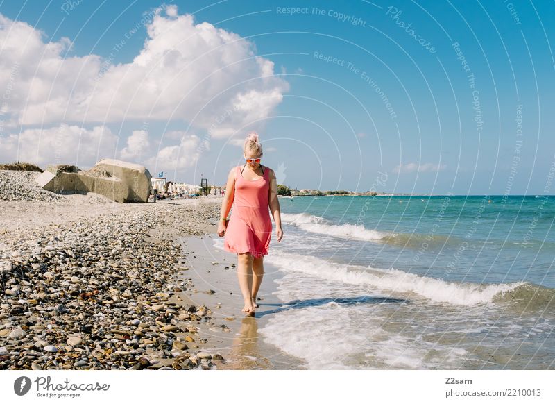 Strandspaziergang Ferien & Urlaub & Reisen Freiheit Sommerurlaub Meer Insel Junge Frau Jugendliche 18-30 Jahre Erwachsene Natur Landschaft Sonne Schönes Wetter