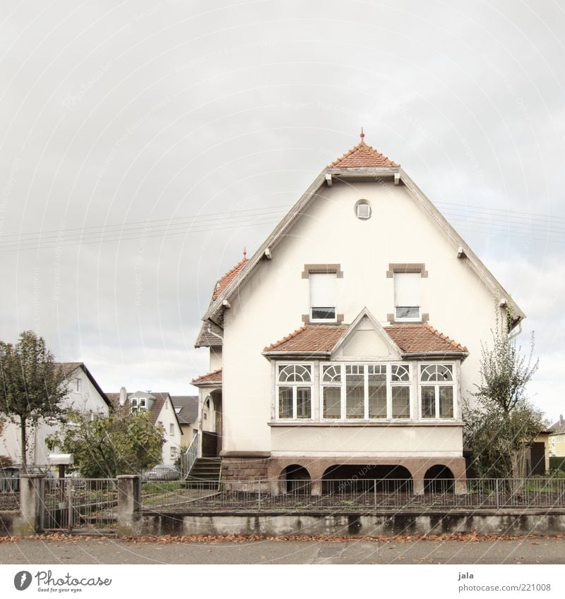 jugendstil Himmel Baum Haus Einfamilienhaus Traumhaus Bauwerk Gebäude Architektur Fenster Wege & Pfade alt ästhetisch Jugendstil Jugendstilhaus früher Farbfoto